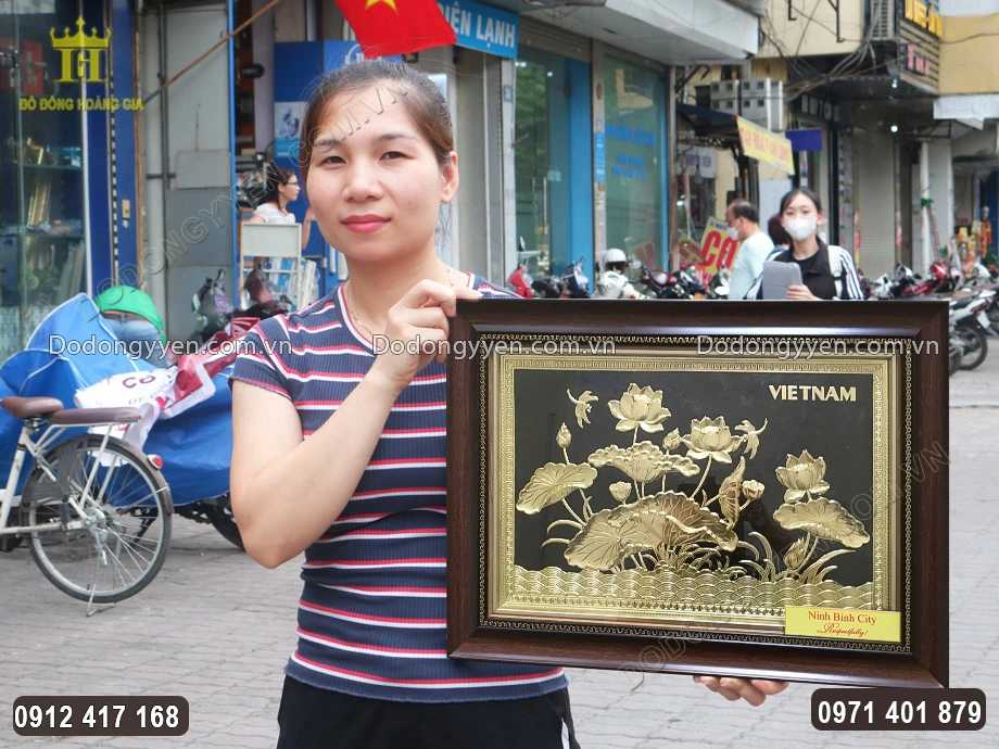 H&igrave;nh ảnh nh&igrave;n nghi&ecirc;ng của bức tranh đồng